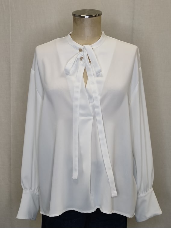 Blusa donna bianca girocollo fiocco Kartika vista frontale Con senso abbigliamento Torino