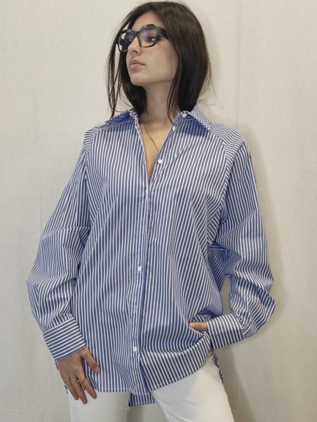 Camicia donna righe azzurre over tasche Kontatto vista frontale Con senso abbigliamento Torino