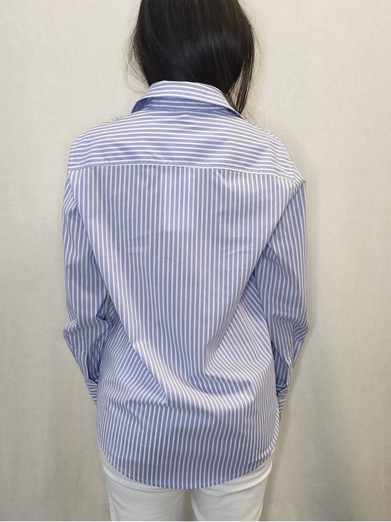 Camicia donna righe celesti over tasca Kartika vista posteriore Con senso abbigliamento Torino