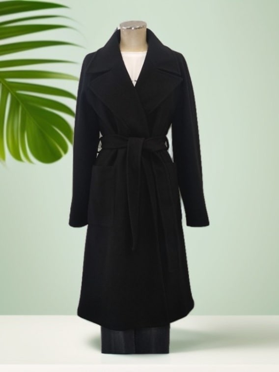 Cappotto donna nero con cintura e tasche applicate Kontatto vista frontale Con.senso abbigliamento Torino