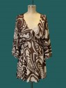 Abito corto scollo a V e mantella fantasia burro cioccolato Kontatto vista frontale Con.senso abbigliamento Torino