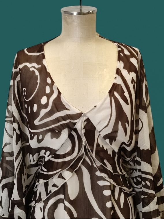 Abito corto con mantella fantasia burro cioccolato Kontatto particolare scollo a V Con.senso abbigliamento Torino