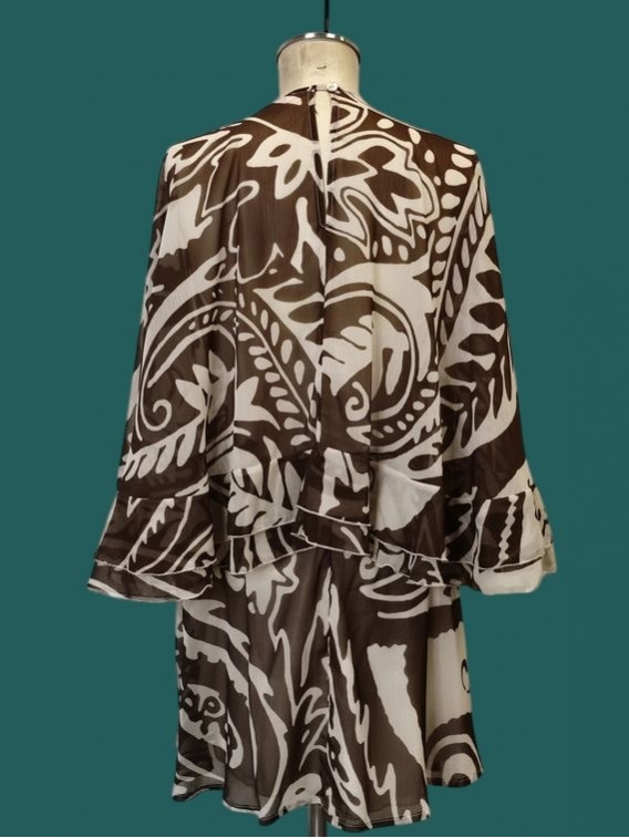 Abito corto scollo a V con mantella fantasia burro cioccolato Kontatto vista spalle Con.senso abbigliamento Torino