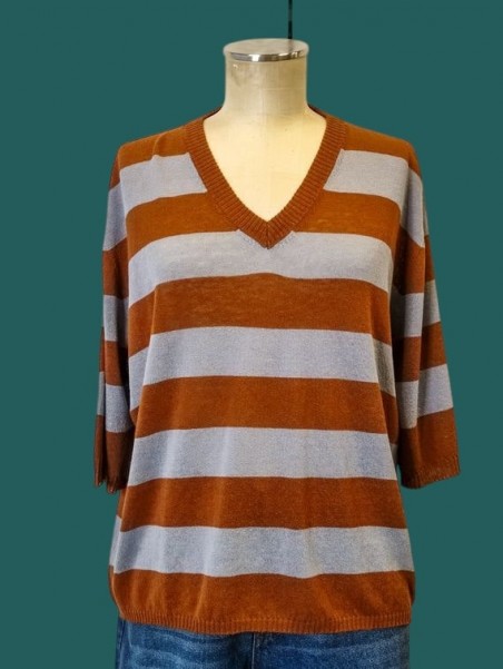 Maglia donna scollo V a righe cielo e cuoio Kontatto vista frontale Con.senso abbigliamento Torino