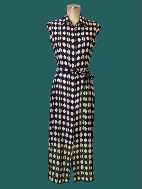 Abito smanicato fantasia stampa blu con fondo verde Kartika vista frontale Con.senso abbigliamento Torino