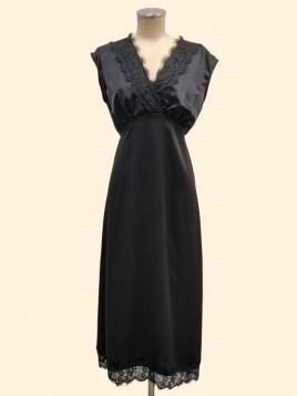 Abito midi nero in raso con pizzo su scollo e fondo Susy Mix vista frontale Con.senso abbigliamento Torino