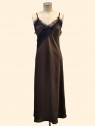 Abito sottoveste midi in raso moro con pizzo nero Le streghe vista frontale Con.senso abbigliamento Torino