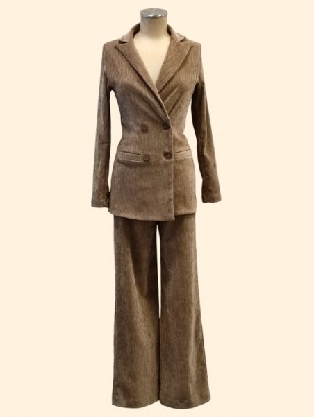 Completo donna ciniglia verde giacca e pantaloni vista frontale Con.senso abbigliamento Torino