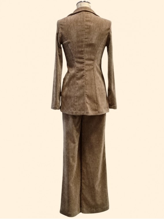 Completo donna giacca e pantaloni in ciniglia beige vista dietro Con.senso abbigliamento Torino