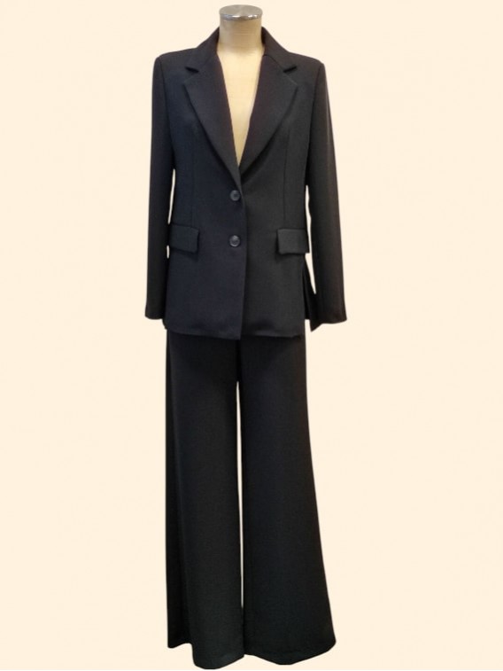 Completo donna nero giacca e pantaloni vista frontale Con.senso abbigliamento Torino