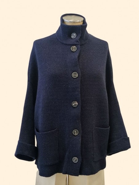 Giacca donna in maglia blu collo alzato chiusura con bottoni 2 tasche Kartika vista frontale Con.senso abbigliamento Torino