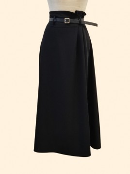 Gonna midi  nera piega su fianco vista frontale Con.senso abbigliamento Torino