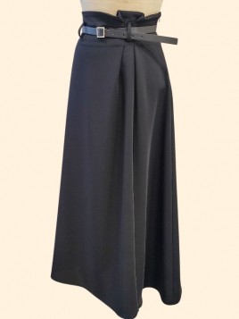 Gonna midi nera piega su fianco vista laterale Con.senso abbigliamento Torino