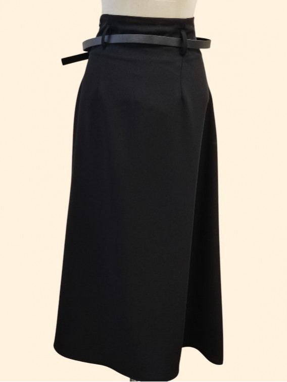 Gonna midi nera piega su fianco vista dietro Con.senso abbigliamento Torino
