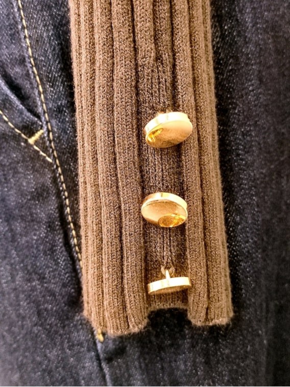 Maglia donna moro particolare polsini con bottoni oro Con.senso abbigliamento Torino