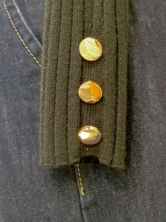 Maglia donna nera a coste particolare bottoni oro sui polsini Con.senso abbigliamento Torino