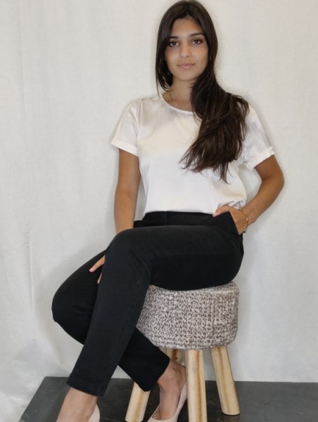 Pantaloni donna chino neri tasche sui fianchi Kontatto modella seduta Con senso abbigliamento Torino