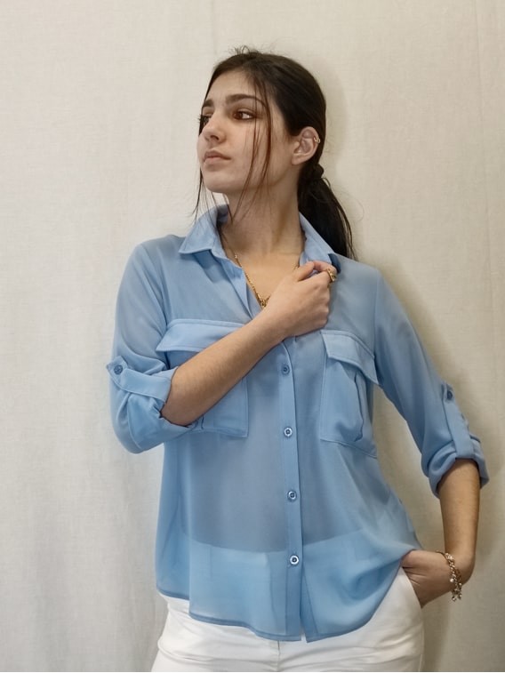 Camicia donna azzurra colletto tasche applicate e colletto Kontatto vista frontale Con senso abbigliamento Torino