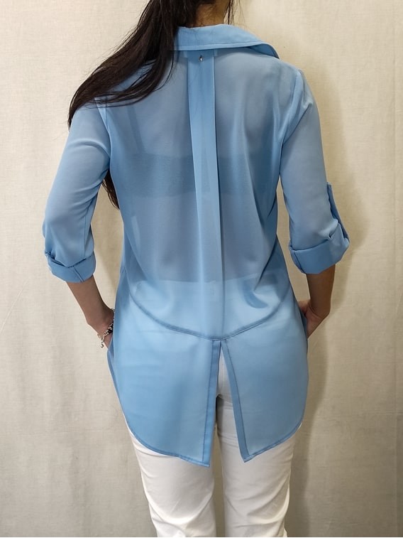 Camicia donna azzurra  tasche applicate colletto Kontatto vista retro Con senso abbigliamento Torino